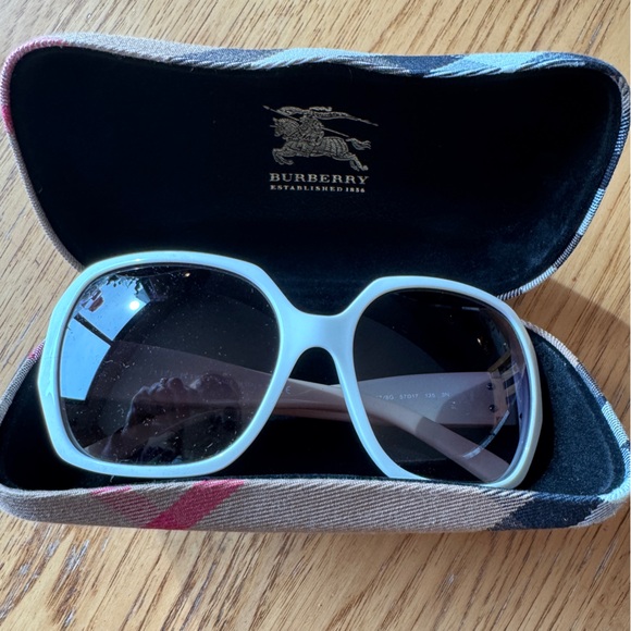 NEW🔥Burberry Sunglasses with Bold Nova Check and Logo Hardware/Clamshell CASE 😎 - Picture 10 of 11